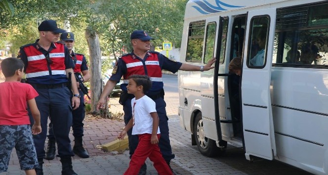 Jandarma’dan okul önlerinde ‘Huzur ve Güven’ uygulaması