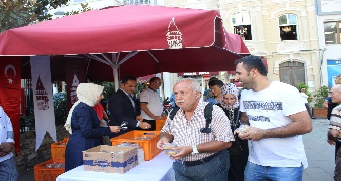 Beyoğlu’nda yerli ve yabancı turistlere 3 bin kap aşure dağıtıldı