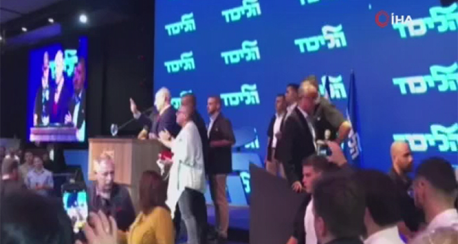 Siren seslerini duyan Netanyahu konuşmasını keserek bölgeden ayrıldı
