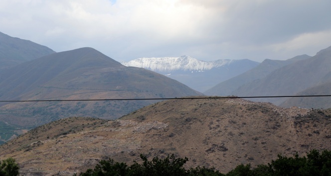 Erzincan&#039;ın en yüksek noktası Esence&#039;ye mevsimin ilk karı düştü