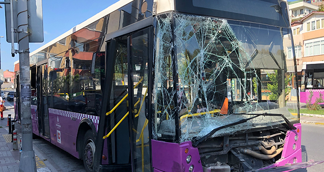 Avcılar&#039;da İETT otobüsü park halindeki 4 araca çarptı: 7 yaralı