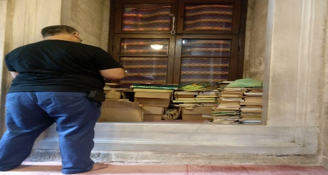 Eyüp Sultan Camisi’nde Kur’an-ı Kerim ve ilmihal kitaplarının yere bırakılmasına tepki