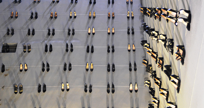 Kadın cinayetlerine dikkat çekmek için 440 topuklu ayakkabıyı duvarda sergiledi