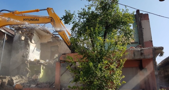 İzmit’te ağır hasarlı binalar nihayet yıkılıyor