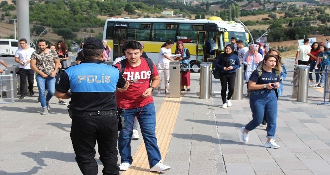 Üniversite öğrencilerini kapıda Uşak polisi karşıladı