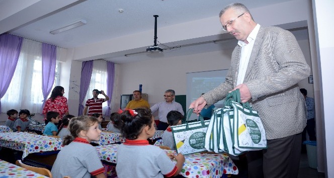 Başkan Özkan’dan öğrencilere hediye