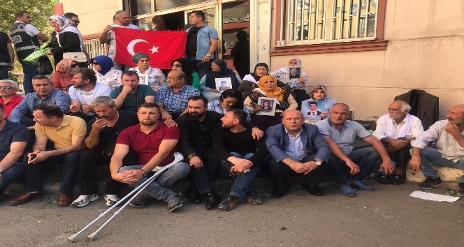 Annelerin Diyarbakır’daki oturma eylemine Hakkari’den destek