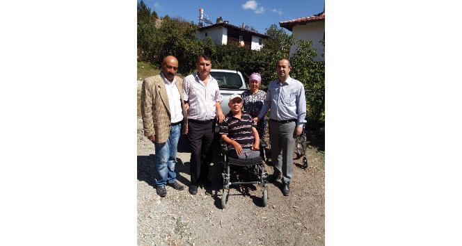 Engelliler Derneği’nden ihtiyaç sahibi vatandaşa akülü tekerlekli sandalye yardımı