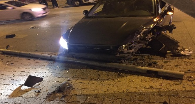 Çarpışan otomobillerden biri aydınlatma direğini devirdi: 2 yaralı