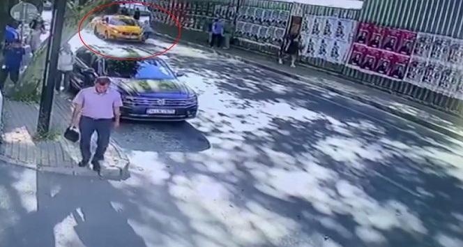 (Özel) İstanbul’da yolda yürüyen kadının yaşadığı kaza kamerada