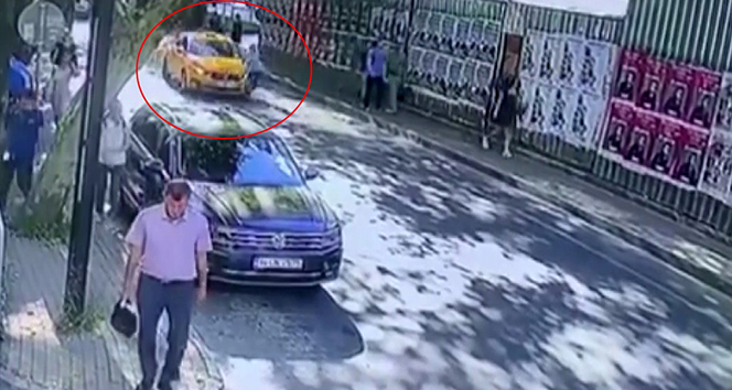 İstanbul’da yolda yürüyen kadının yaşadığı kaza kamerada
