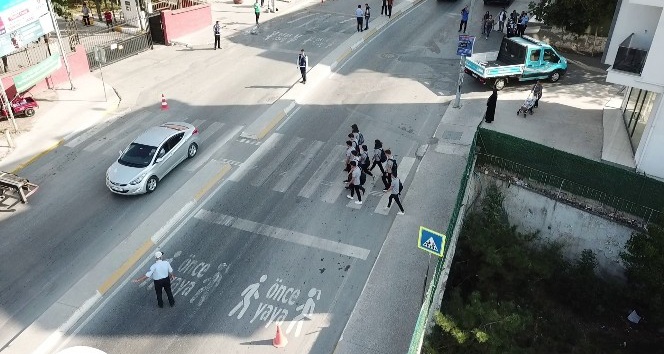 (Özel) İstanbul’da zabıta ekiplerinden okul önlerinde drone ile denetim
