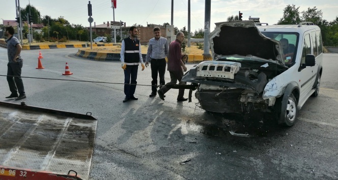 Ahlat&#039;ta yabancı uyruklu kaçak göçmenleri taşıyan minibüs kaza yaptı