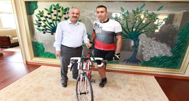 Engelli sporcuya başkandan bisiklet desteği