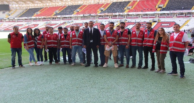 (Özel haber) Beşiktaş maçı öncesi gönüllü gençler stadı temizledi
