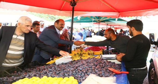 Başkan Orhan, pazar esnafını ziyaret etti