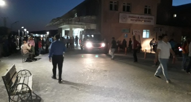 Diyarbakır’ın Kulp ilçesi ile Muş arasında bulunan bölgede teröristler tarafından yola döşenen patlayıcının sivil aracın geçişi sırasında infilak etmesi sonucu ölü ve yaralılar olduğu belirtildi. Olay sonrasında bölgeye çok sayıda ambulans, UMKE ve v