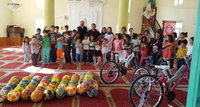 Çiçekdağı ilçesinde Kur’an kursu öğrencilerine bisiklet ve top hediyesi