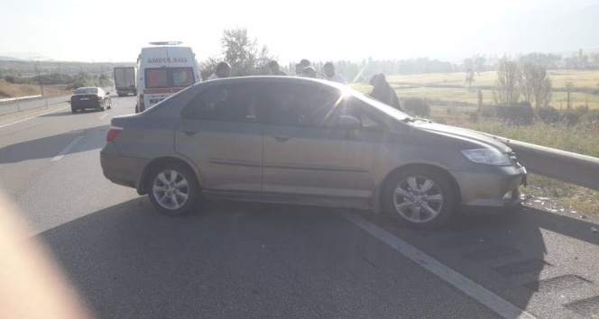 Tosya’da yoldan çıkan otomobil bariyerlere çarptı: 2 yaralı