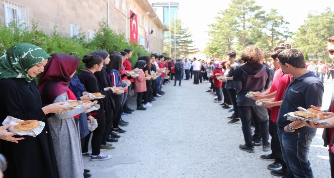 Nevşehir’de Anadolu Lisesi 9.sınıf öğrencilerine simit ikram edildi