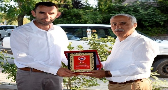 Yenişehir Belediye Başkanı Aydın’dan İHA’ya plaket