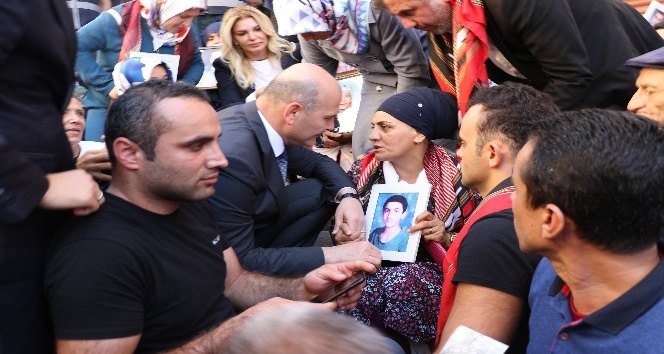 Bakan Soylu, HDP önünde eylem yapan aileleri ziyaret etti
