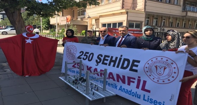 Muş Selcen Hatun Mesleki ve Teknik Anadolu Lisesi öğretmen ve öğrencileri, 250 şehit adına 250 karanfil dağıttı