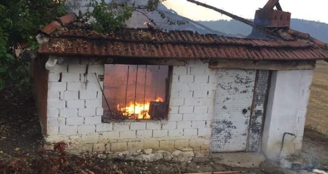 Manisa’da yıldırım düşen ev alev alev yandı