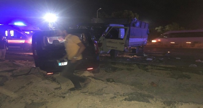 Gaziantep’te iki araç kafa kafaya çarpıştı: 2 yaralı