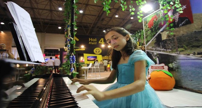 Menderes standında piyano resitali