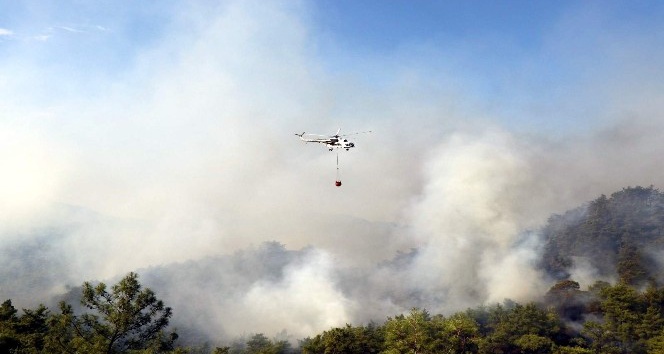 Muğla’daki yangına 10 helikopterle müdahale sürüyor
