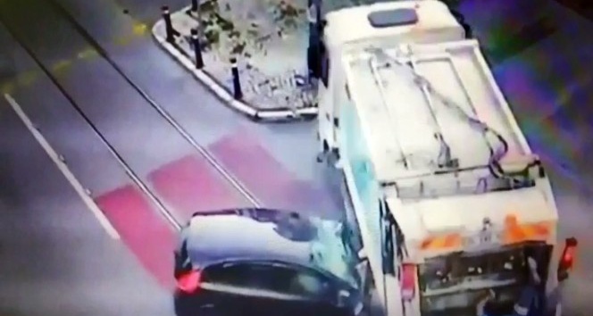 İzmir’de 2 kişinin öldüğü feci kaza kamerada