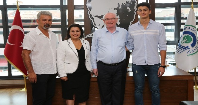 Odunpazarı’ndan Fenerbahçe’ye transfer olan Yiğit Yıldız’dan Başkan Kazım Kurt’a ziyaret