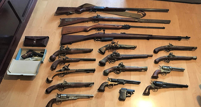 Almanya’da bir evde gizlenmiş çok sayıda silah, kılıç ve bıçak ele geçirildi