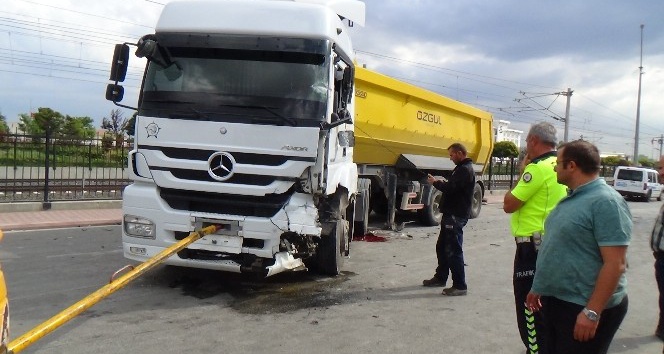 Konya’da kamyonet ile hafriyat kamyonu çarpıştı: 1 ölü, 2 yaralı