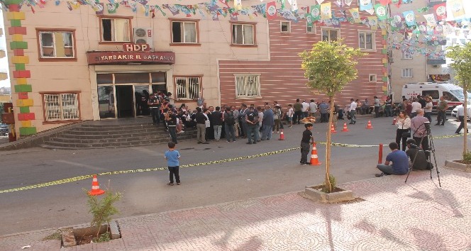Diyarbakır’da eylem yapan aileler, HDP hakkında suç duyurusunda bulundu