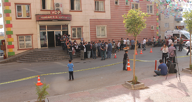 Diyarbakır&#039;da eylem yapan aileler, HDP hakkında suç duyurusunda bulundu