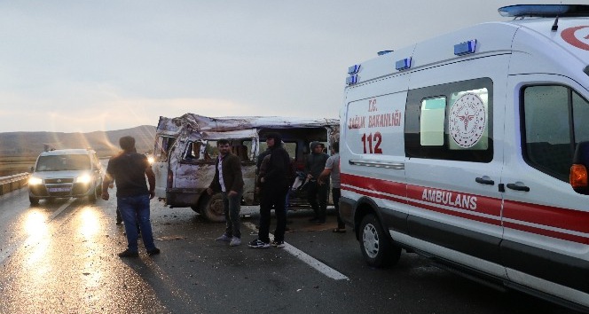 Sivas’ta öğrencilerin bulunduğu minibüs kaza yaptı: 8 yaralı