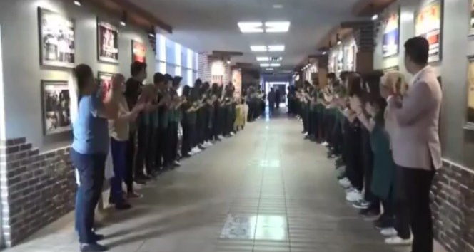 Kayseri Lisesi’nde okula yeni başlayan öğrenciler Kayseri Lisesi Marşı ile karşılandı