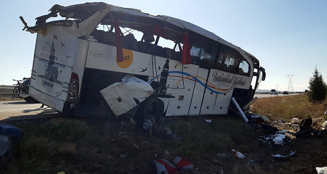 Afyonkarahisar&#039;da otobüs devrildi: 1 ölü, 40 yaralı