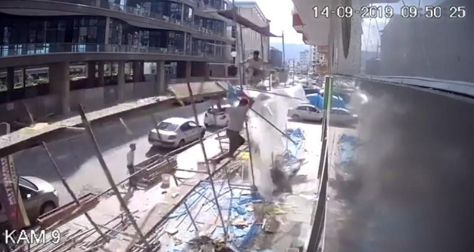 Rize’de inşaat iskelesi çöktü: 2 yaralı