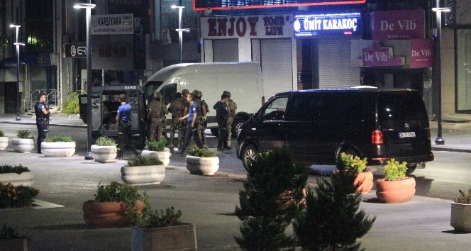 İstanbul’da AVM ve rezidansı tarayıp lüks otomobille kaçtılar