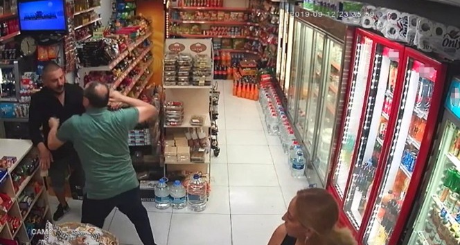 (Özel) Beyoğlu’nda marketten para çalan hırsız sert kayaya çarptı