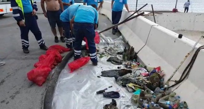 (Özel) Balık adamlar denizden yarım saatte kilolarca çöp çıkardı