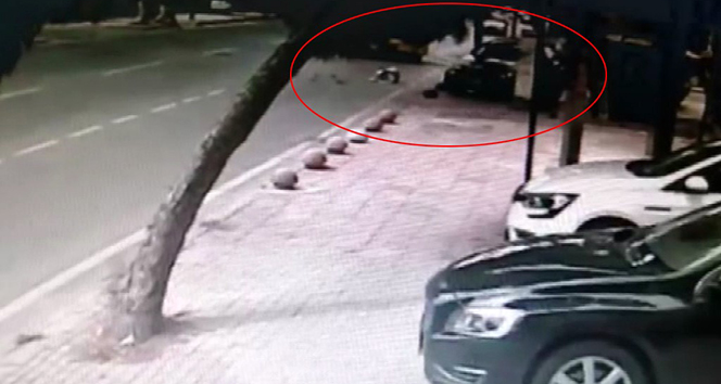 Kadıköy&#039;de otomobilin kaldırıma daldığı kaza kamerada