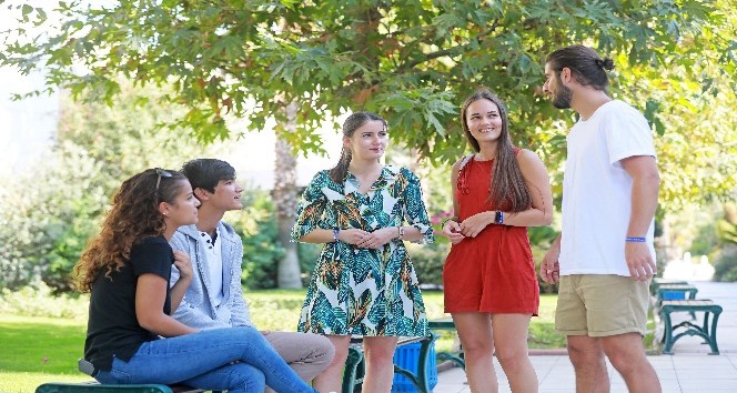 İzmir yabancı öğrencileri de kucaklıyor