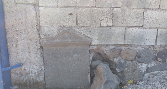 Tarihi mezar taşından duvar yaptı, tesadüfen fark edildi