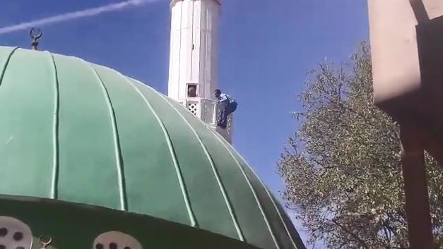 Minaredeki intihar girişimini polis önledi
