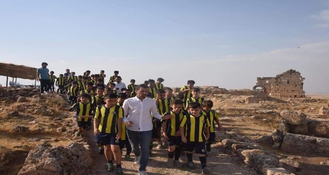 Mazıdağı Fenerbahçe Futbol Okulu öğrencilerinden Zerzevan Kalesi’ne ziyaret etti