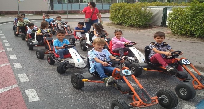 Geleceğin bilinçli sürücüleri Serdivan trafik park’ta eğitiliyor